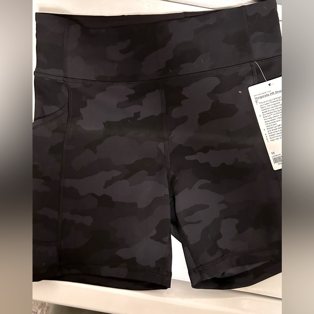 Brand new lululemon invigorate camo shorts with pockets size 10